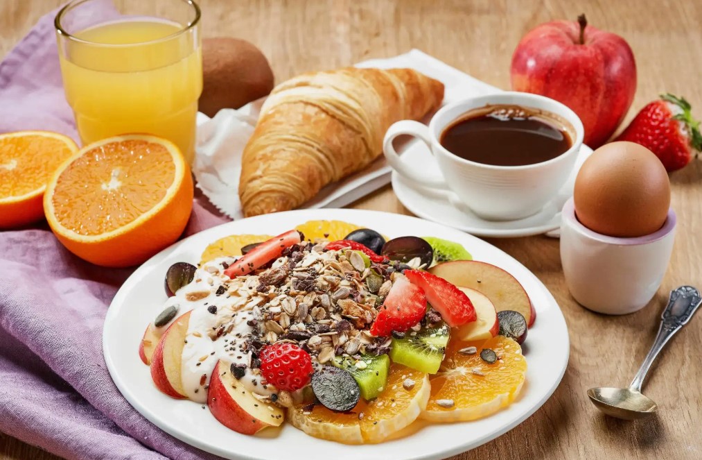 Breakfast in a Restaurant: A Rising Trend and Morning Ritual